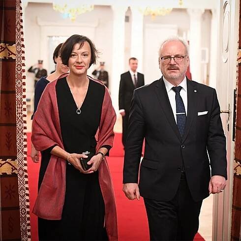 Velvyslankyně Jana Hynková na fotografii s prezidentem Lotyšské republiky z roku 2019.