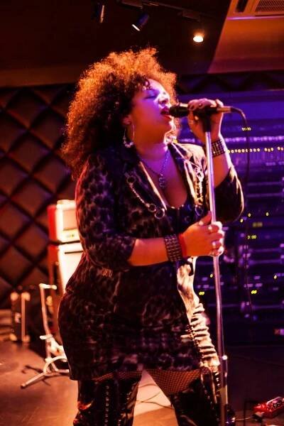 Davina Robinson | The Only American Powerhouse Blues Queen in Japan - GALLERY