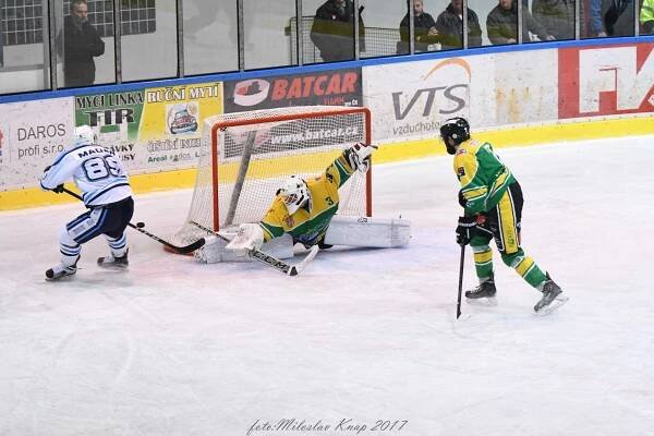 Derby HC Rodos - HC Vrchlabí - za stavu 3:3 se šlo do samostatných nájezdů, kde mělo větší štěstí Vrchlabí