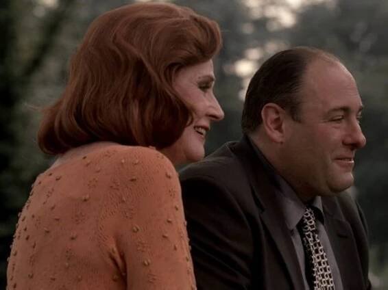 Polly Bergen and James Gandolfini in Rodina Sopránů (1999)