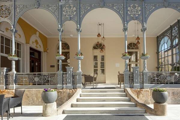a lobby with a staircase and ornate ceilings at Esplanade, dependance hotelu Monti Spa in Františkovy Lázně