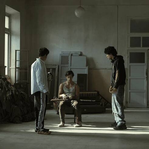 ‘La bola negra’: todo sobre la película de Los Javis que protagonizan Guitarricadelafuente, Carlos González y Miguel Bernardeau