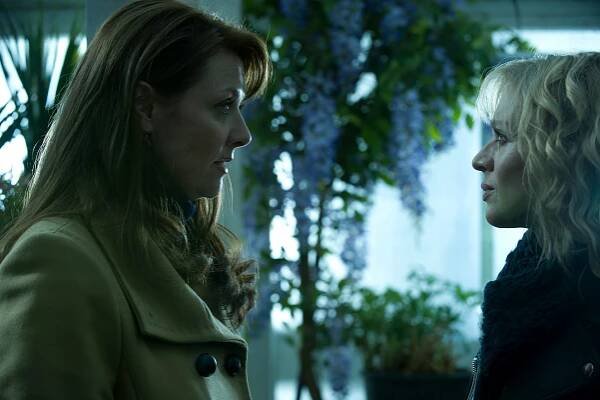 Motiv - Ten, co vyváznul - Z filmu - Amanda Tapping, Kristin Lehman