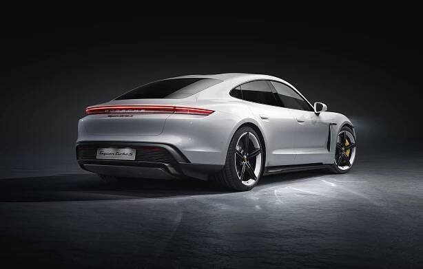 Tesla má na kahánku? Elektrické Porsche Taycan je absurdně rychlé a dojede daleko