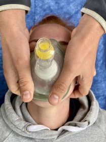 Umělé dýchání | Kardiopulmonální resuscitace a použití AED | První pomoc | Lékařská fakulta Masarykovy univerzity