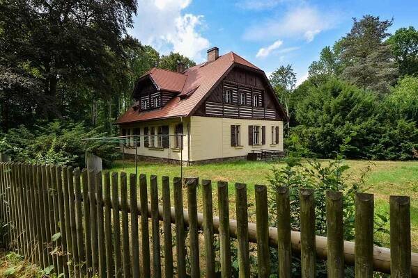 Stoletá hájovna v městských lesích prochází rozsáhlou rekonstrukcí za 8,2 milionů korun