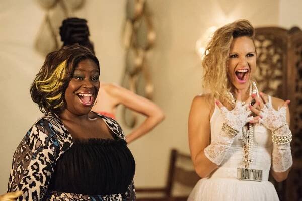 Jak přežít rozvod - Rule #72: It's Never Too Late to Be a Mean Girl - Z filmu - Retta, Beau Garrett