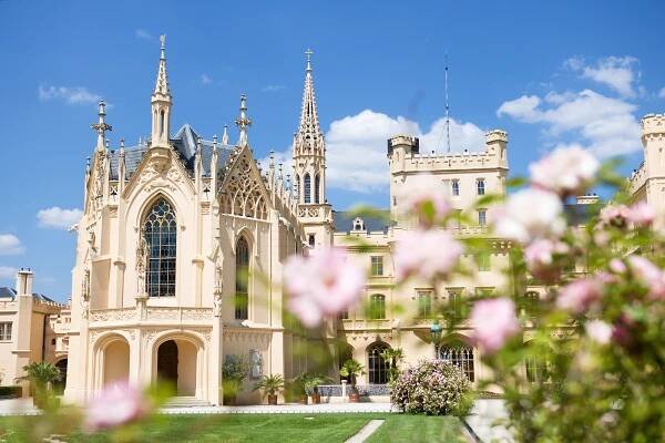 Turisté mířili do zahrad místo komnat. Památkáři: Ztráty budou větší než loni