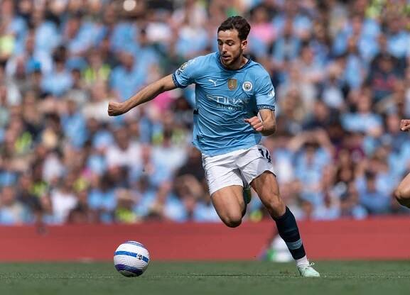 Nico Gonzalez carrying the ball for Manchester City.