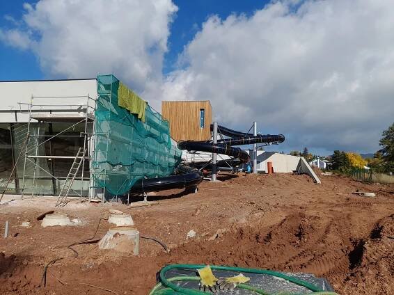 Aquacentrum Vrchlabí už má napuštěný bazén, stavbu zkomplikoval odliv Ukrajinců