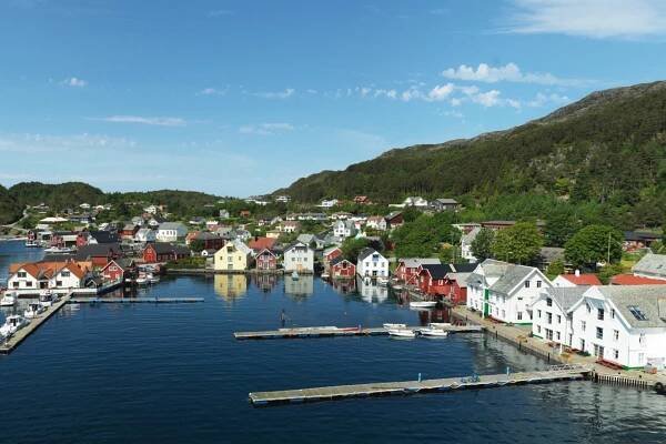 Knutholmen Hotel in Kalvåg at Bremangerlandet. Photo: 360Aircam.com