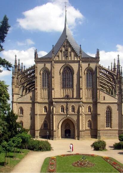 Průčelí chrámu svaté Barbory v Kutné Hoře (zdroj: autor neuveden, Wikimedia Commons, CC BY-SA 3.0)