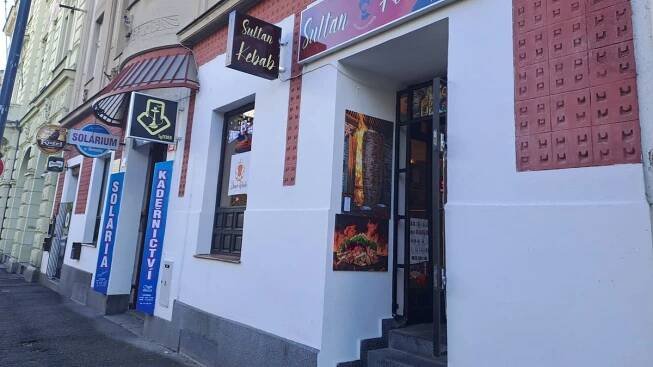 Policie obvinila majitele kebabu v Plzni, který vyvěsil protižidovské nápisy