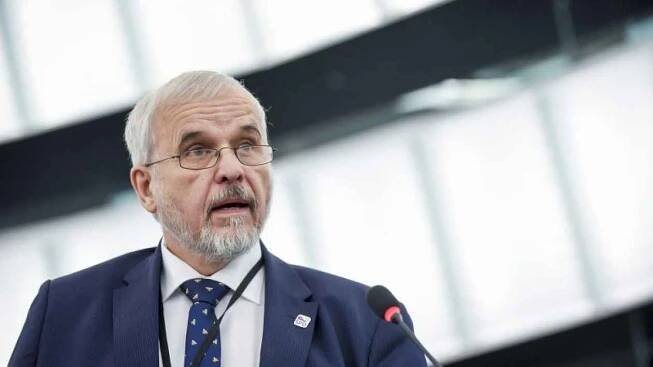 Europoslanec za SPD píše o Ukrajině. Čerpá ale ze lživých webů