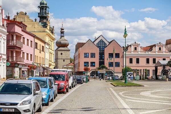 Nechtěné záchodky a úkryty bezdomovců na vysokomýtském náměstí vezmou za své