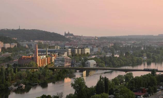 EARCH TÝDENÍK: Dvorecký most v Praze už stojí. Do Kasáren Karlín se stěhuje vysoká škola. Na Kolínsku vyroste nádraží budoucnosti