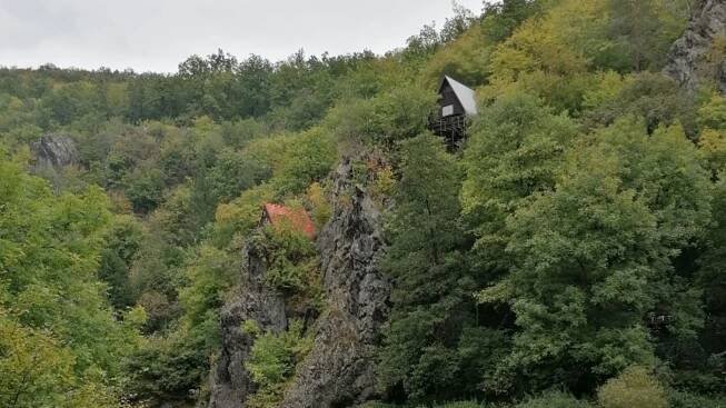 Posázavská stezka je dlouhá 6.8 kilometru a vede romantickou krajinou v údolí řeky Sázavy.
