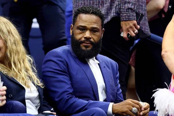 NEW YORK, NEW YORK - AUGUST 29: Actor Anthony Anderson looks on prior to the match between Serena Williams of the United States and Danka Kovinic of Montenegro during the Women's Singles First Round on Day One of the 2022 US Open at USTA Billie Jean King National Tennis Center on August 29, 2022 in the Flushing neighborhood of the Queens borough of New York City. (Photo by Elsa/Getty Images)