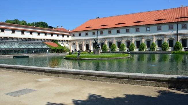 Bazén se sochou Herkula na ostrůvku uprostřed,  vlevo skleník | foto: Jolana Nováková
