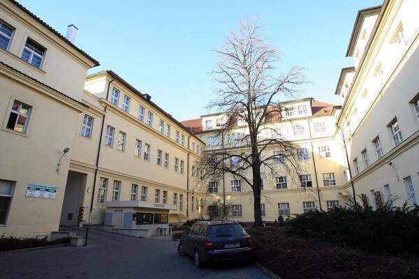 Kauza Nemocnice Na Františku: Opozice se brání, aby ji provozoval soukromník, nasbírala podpisy pro referendum