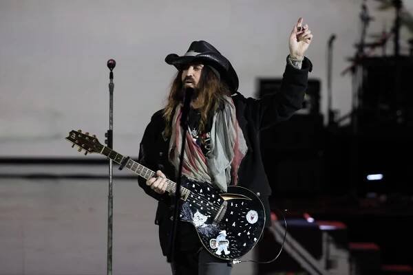 Miley Cyrus' Brother Trace Pleads With Dad Billy Ray Cyrus to Get Help: 'You're Not Healthy Dad'