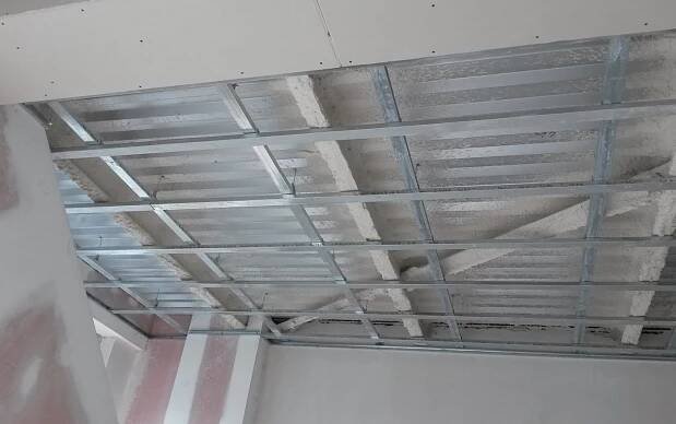 Knauf Vermiplaster v kombinaci s použitím sádrokartonového podhledu šetří čas i náklady