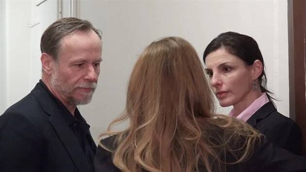 Herec Karel Roden (vlevo) a jeho partnerka Laura Čekanová (vpravo) u Obvodního soudu pro Prahu 7 (20. dubna 2018)