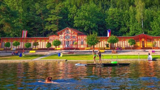 Kam k vodě? Pět tipů na koupání v kulisách krásné architektury