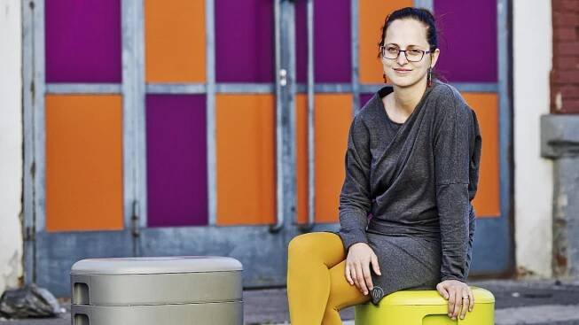Lucie Matoušková Lankašová ukazuje vermikompostér, který navrhl designér Jiří Pelcl. „Konstrukci s námi konzultoval, byl se podívat i u mě doma, aby viděl, jak tohle zařízení funguje.“