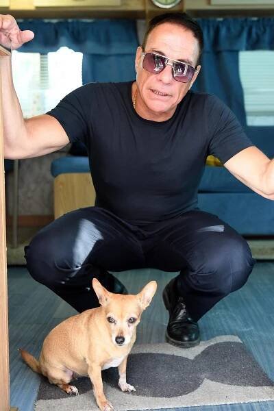 Drsný akční hrdina Jean-Claude Van Damme (62) míří do Prahy. Mrkněte, jak dnes vypadá