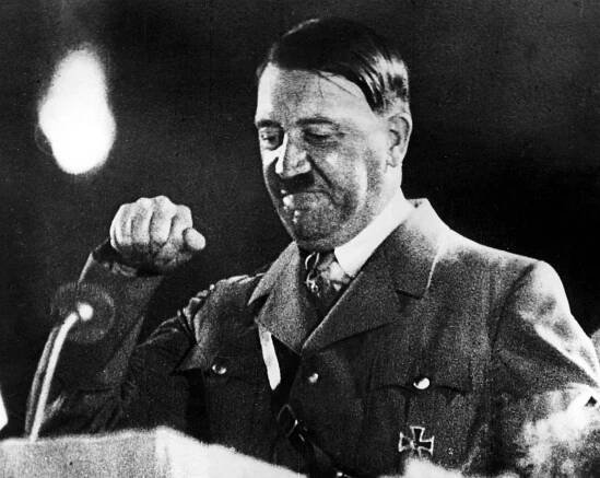 Co na to fýrer? V jeho rodném domě se mají cizáci učit jazyk