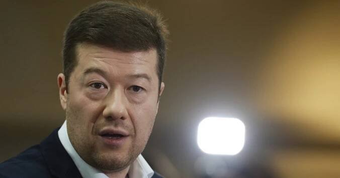 Ve vedení sněmovny sedí Okamura, komunista i pirát. 'Fiala neprošel, nepolíbil prsten,' zlobí se Stanjura