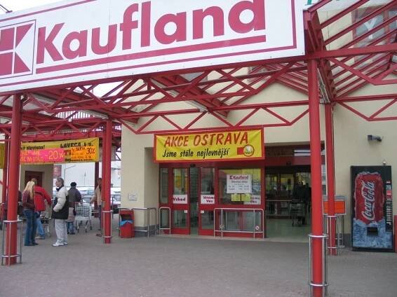 Foto: První hypermarket v Česku otevřel před 20 lety. Projděte se historií největších obchodů