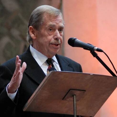 Václav Havel při předávání ceny Nadace Vize 97 Stanislavu Grofovi v Pražské křižovatce | foto: Tomáš Vodňanský,  Český rozhlas