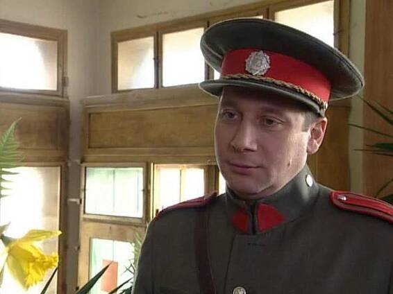 Některá stará auta a sajdkára patří samotnému herci Tomáši Töpferovi.