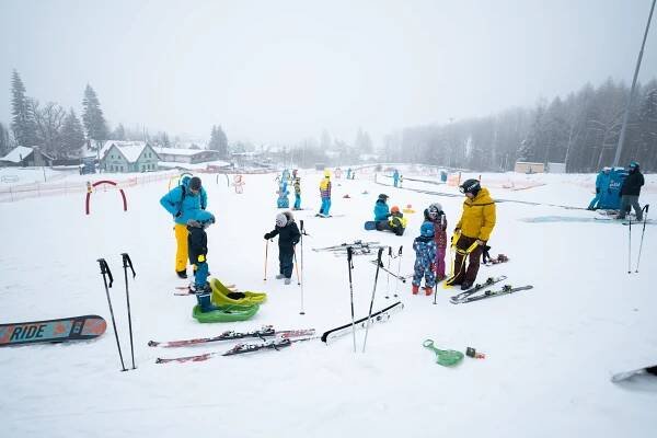 FOTO: Ski areál Ještěd zahájil slavnostně sezónu, láká i na noční lyžování