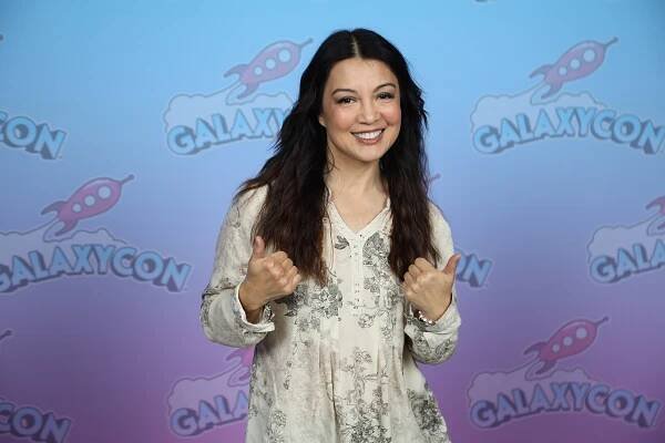 Soubor:Ming-Na Wen Photo Op GalaxyCon Raleigh 2023.jpg – Wikipedie