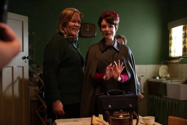 Jennifer Kirby - Zavolejte porodní sestřičky - Epizoda 2 - Z natáčení