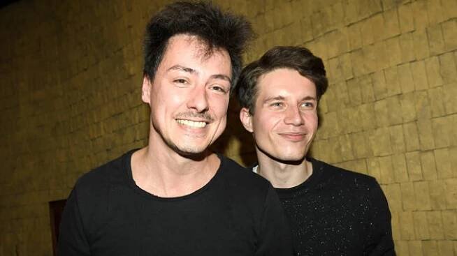 Azyl pro další uprchlíky u Matěje Stropnického a jeho partnera na zámku má háček. Další rodinu přijmou, ale tentokrát to bude stát peníze