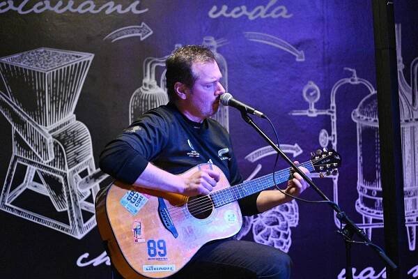 V Benešově zazněl severočeský folk. V Max Beer baru zahrál Xavier Baumaxa