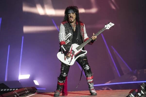 NAŽIVO: Vyjící Mötley Crüe a profesoři Def Leppard předvedli, že glam metal pořád žije | Headliner