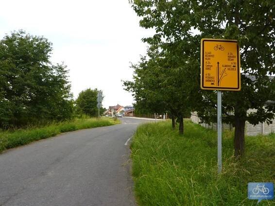 Začátek značeného úseku trasy A440 v Královicích (2011)