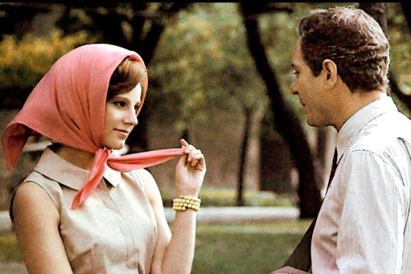 Stefania Sandrelli wearing a red headscarf and looking at Nino Manfredi in a park in Ettore Scola’s ‘C’eravamo Tanto Amati’ (‘We All Loved Each Other So Much’)  Stock Photo
