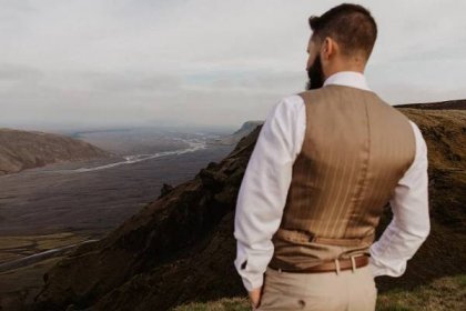 Vow exchanging ceremony in Iceland | Elopement in South Iceland. Destination wedding elopement photographer videographer