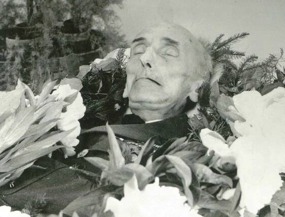 Z pohřbu Karla Mareše: když zemřel 10. 6. 1960, nesměla mu dát žena do rakve ani jeho generálskou uniformu. Hodnostní označení se muselo odstranit.