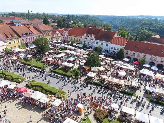 Dopoledne na 13. ročníku keramických trhů v Bechyni na Táborsku.