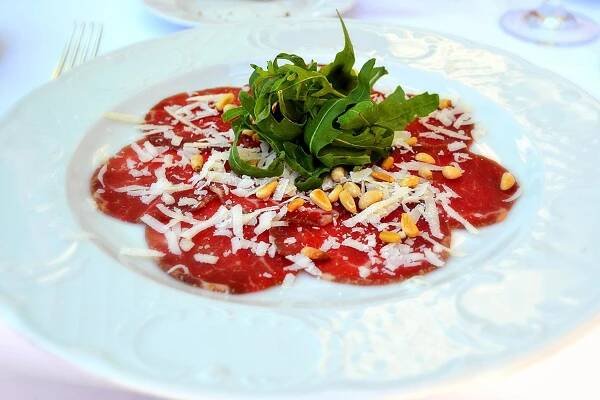 Carpaccio za pár minut: jak z obyčejných surovin udělat luxusní předkrm (a klidně i bez masa)