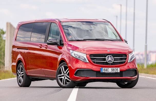 Nejlepší dodávka: Otestovali jsme nejdelší Mercedes třídy V. Už chápeme, proč se v něm vozí hvězdy