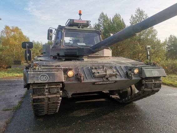 Čeští tankisté osedlali papamobil s dělem. Učí se ovládat německé Leopardy