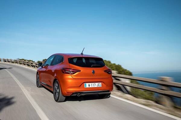 Octavia se vrací. V listopadu byla opět nejprodávanějším autem, stíhá ji Hyundai i30